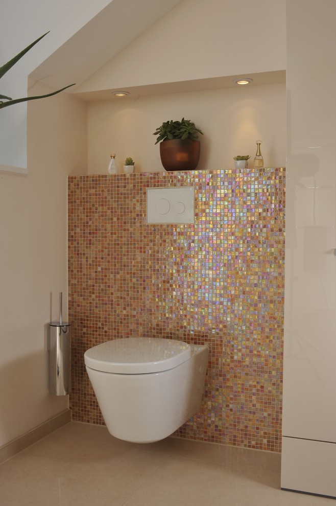Duschbad With bodengleicher Dusche, Wandtoilette, beigen Fliesen, beiger Wandfarbe, Trogwaschbecken, Mineralwerkstoff-Waschtisch and offener Dusche in Munich