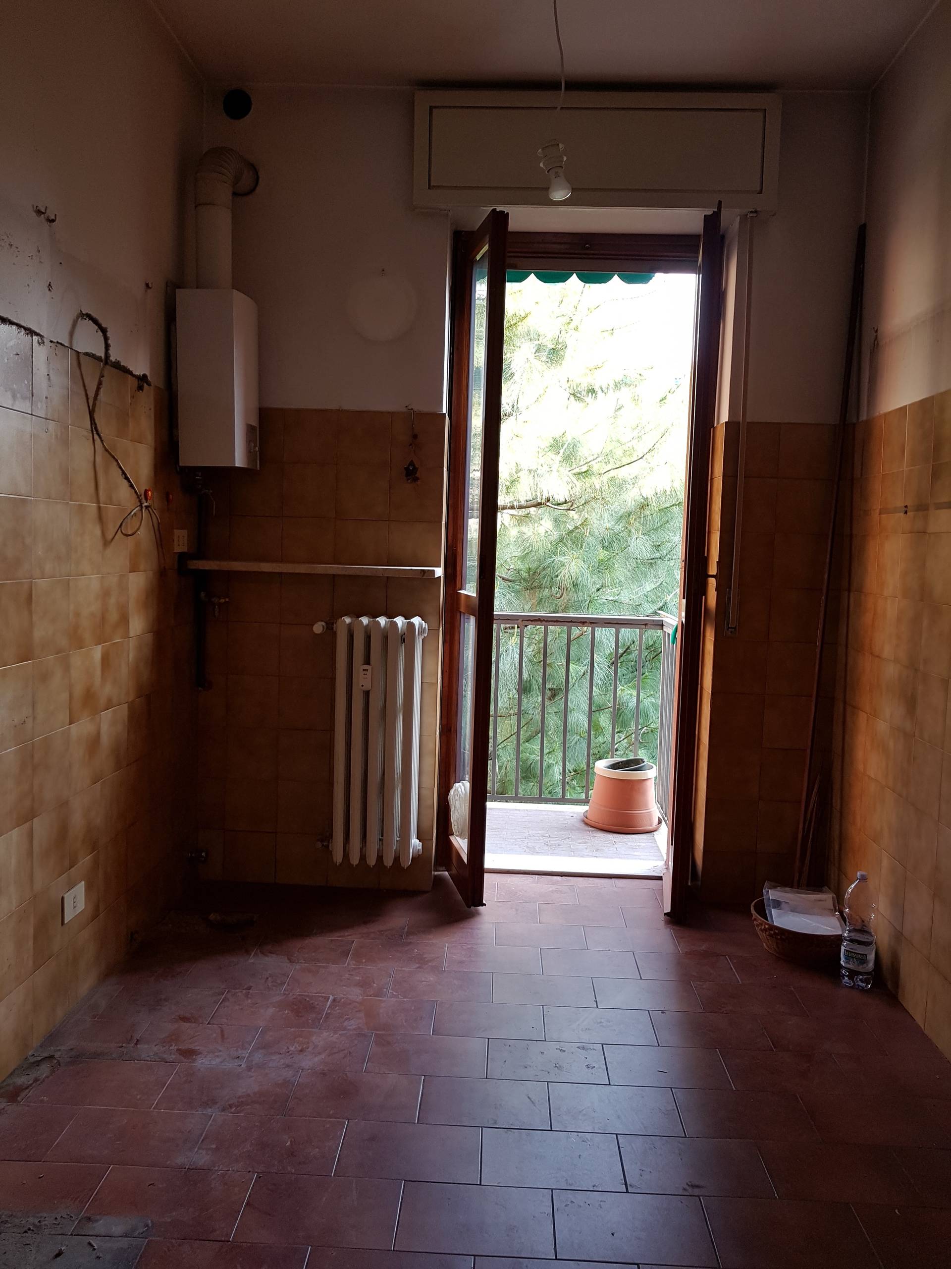 Prima e Dopo: Il Bagno con Lavanderia nascosta