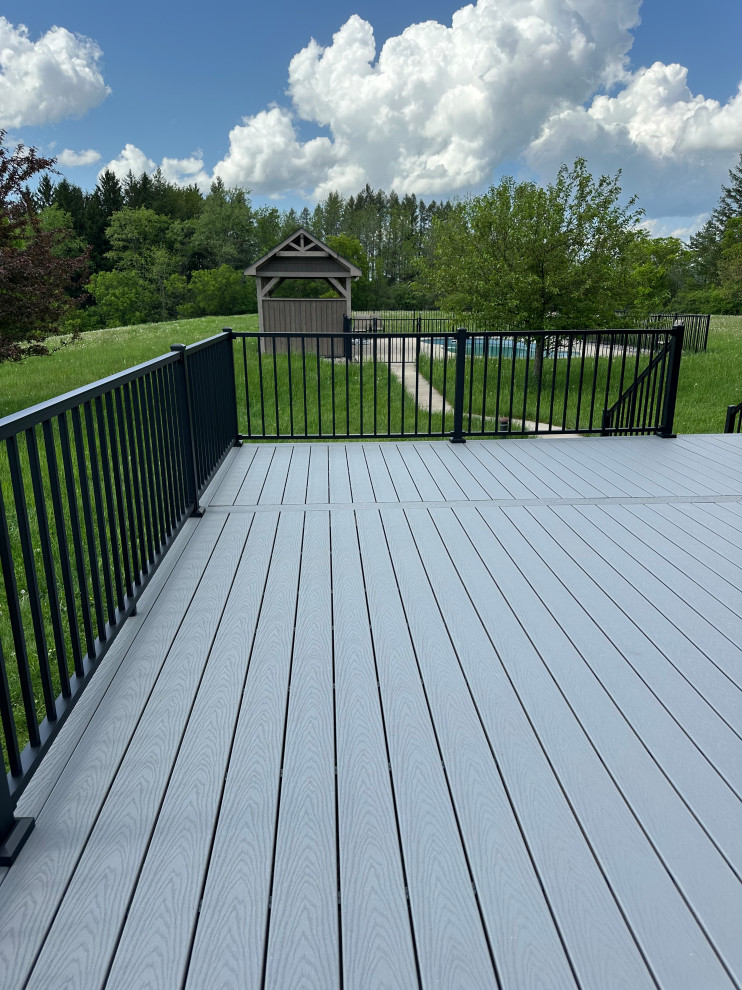 Trex Deck with Trex Signature Aluminum Railings with Square Balusters