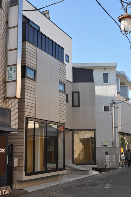 裏の裏は表の家 moderno-fachada