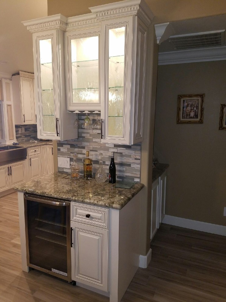 Kitchen - transitional kitchen idea in Orange County