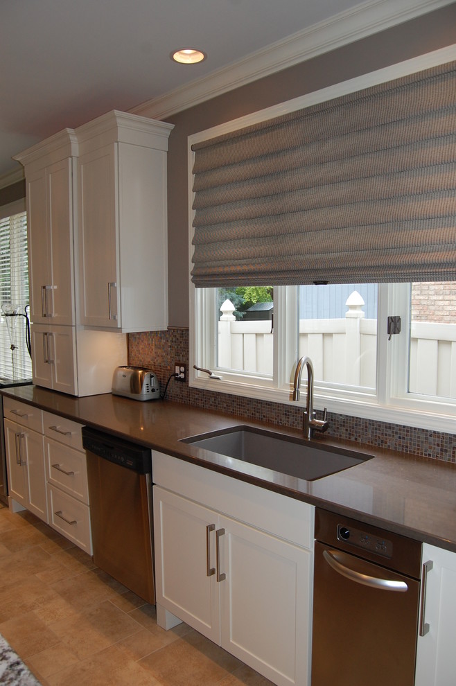 Example of a large transitional l-shaped eat-in kitchen design in Chicago with shaker cabinets, white cabinets, multicolored backsplash, glass tile backsplash, stainless steel appliances, gray walls, an undermount sink and quartz countertops