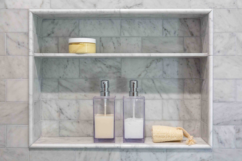 Idee per una stanza da bagno padronale chic di medie dimensioni con piastrelle grigie, piastrelle di marmo e top bianco