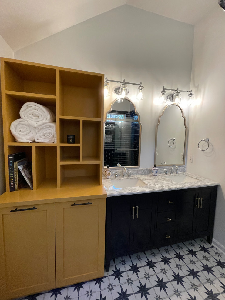 Стильный дизайн: ванная комната в стиле модернизм с фасадами в стиле шейкер, синими фасадами, открытым душем, унитазом-моноблоком, синей плиткой, керамической плиткой, белыми стенами, полом из керамической плитки, врезной раковиной, мраморной столешницей, разноцветным полом, душем с раздвижными дверями, желтой столешницей, нишей, тумбой под две раковины, напольной тумбой и сводчатым потолком - последний тренд