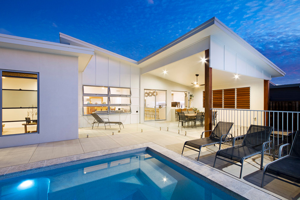 Photo of a contemporary verandah in Sunshine Coast.