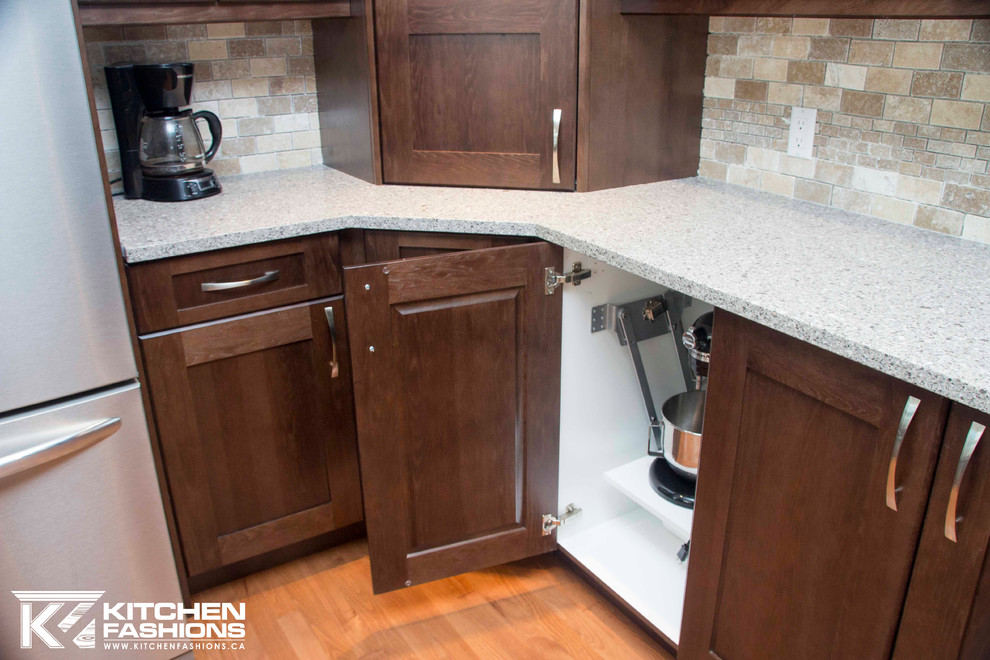 Example of a large transitional u-shaped medium tone wood floor open concept kitchen design with a farmhouse sink, shaker cabinets, dark wood cabinets, quartz countertops, brown backsplash, stone tile backsplash, stainless steel appliances and an island