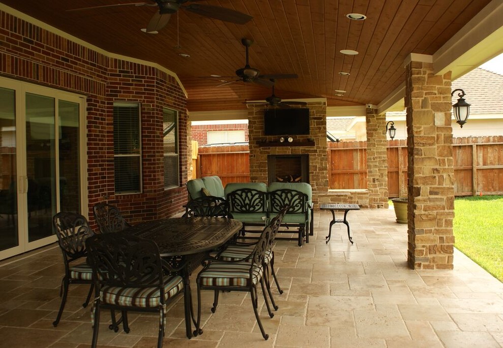 Large traditional deck in Houston.