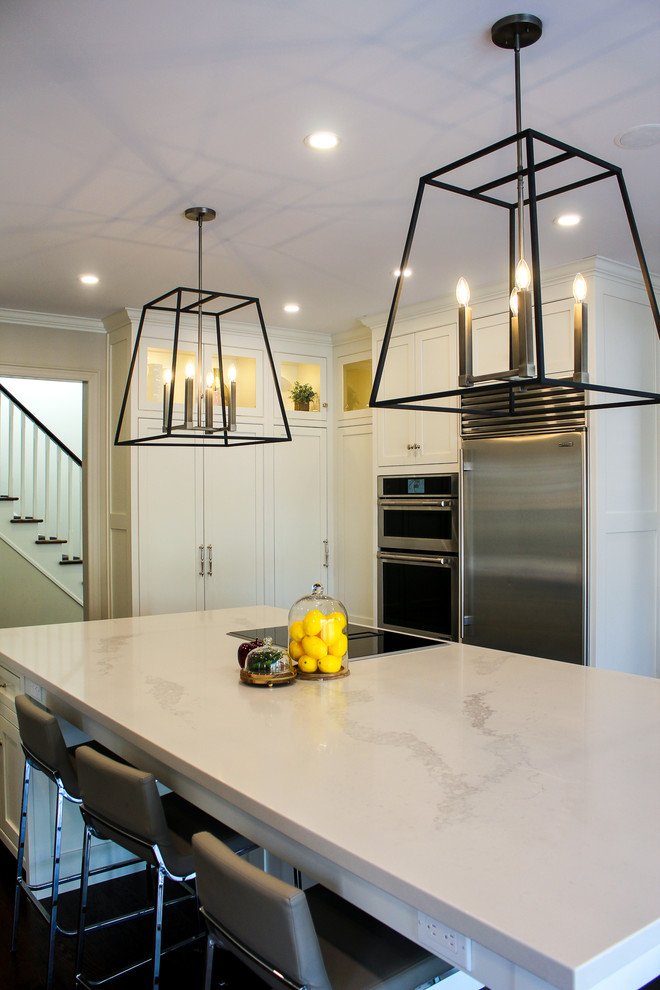 Eat-in kitchen - mid-sized transitional u-shaped dark wood floor and brown floor eat-in kitchen idea in Toronto with an undermount sink, shaker cabinets, white cabinets, quartzite countertops, multicolored backsplash, mosaic tile backsplash, stainless steel appliances, an island and white countertops