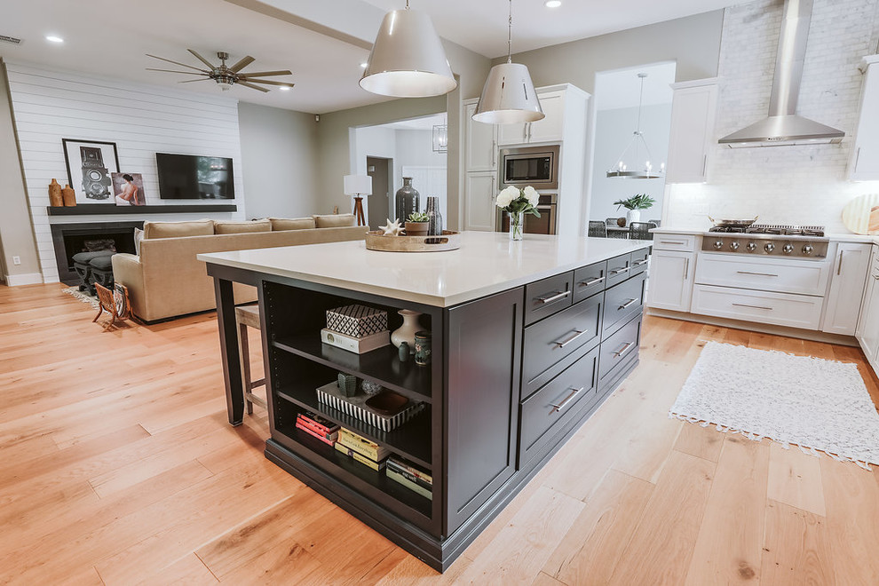 Kitchen - transitional kitchen idea in Austin