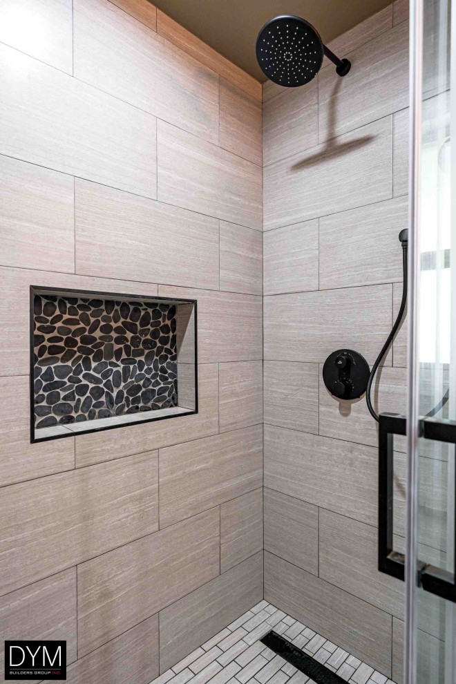 Inredning av ett modernt mellanstort vit vitt en-suite badrum, med möbel-liknande, skåp i mörkt trä, en dusch i en alkov, en toalettstol med hel cisternkåpa, brun kakel, bruna väggar, cementgolv, ett nedsänkt handfat, bänkskiva i akrylsten, grått golv och dusch med skjutdörr