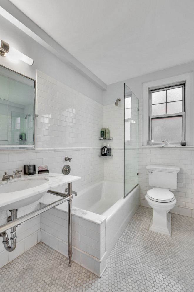 Идея дизайна: ванная комната среднего размера в стиле неоклассика (современная классика) с ванной в нише, душем над ванной, раздельным унитазом, белой плиткой, плиткой кабанчик, серыми стенами, полом из мозаичной плитки, консольной раковиной, мраморной столешницей, разноцветным полом, открытым душем, разноцветной столешницей, тумбой под одну раковину, напольной тумбой и душевой кабиной