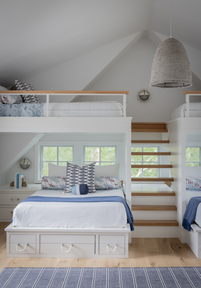 Foto di una cameretta per bambini stile marino con pareti bianche, pavimento in legno massello medio, pavimento marrone e soffitto a volta
