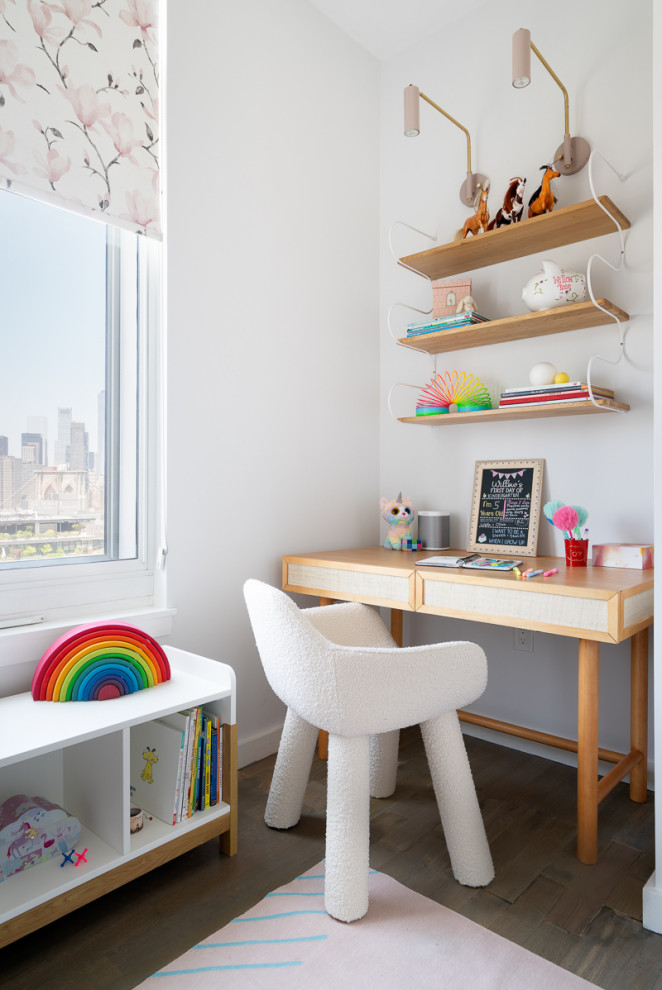 Cette photo montre une petite chambre d'enfant de 4 à 10 ans tendance avec un mur blanc, un sol en bois brun, un sol gris et du papier peint.