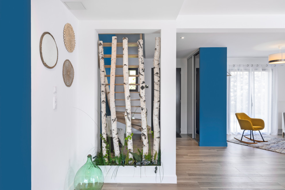 Idee per una sala da pranzo aperta verso il soggiorno scandinava di medie dimensioni con pareti bianche, pavimento beige e carta da parati