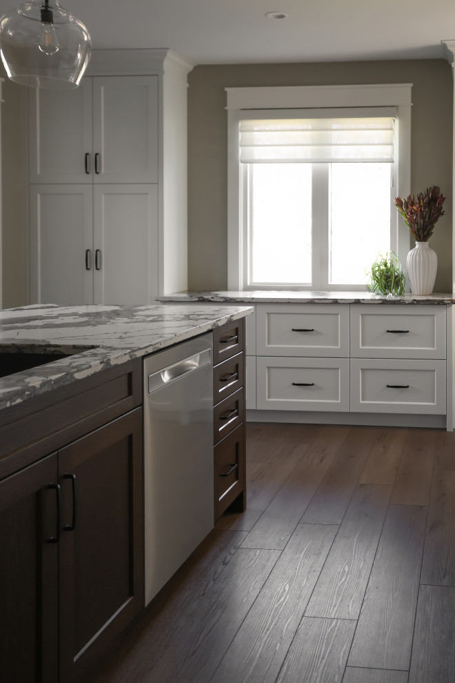 Kitchen - transitional kitchen idea in Toronto