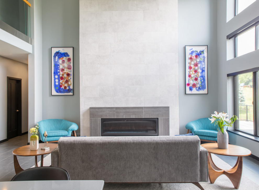 Imagen de salón cerrado moderno de tamaño medio sin televisor con paredes grises, todas las chimeneas, suelo gris, suelo de pizarra y marco de chimenea de piedra