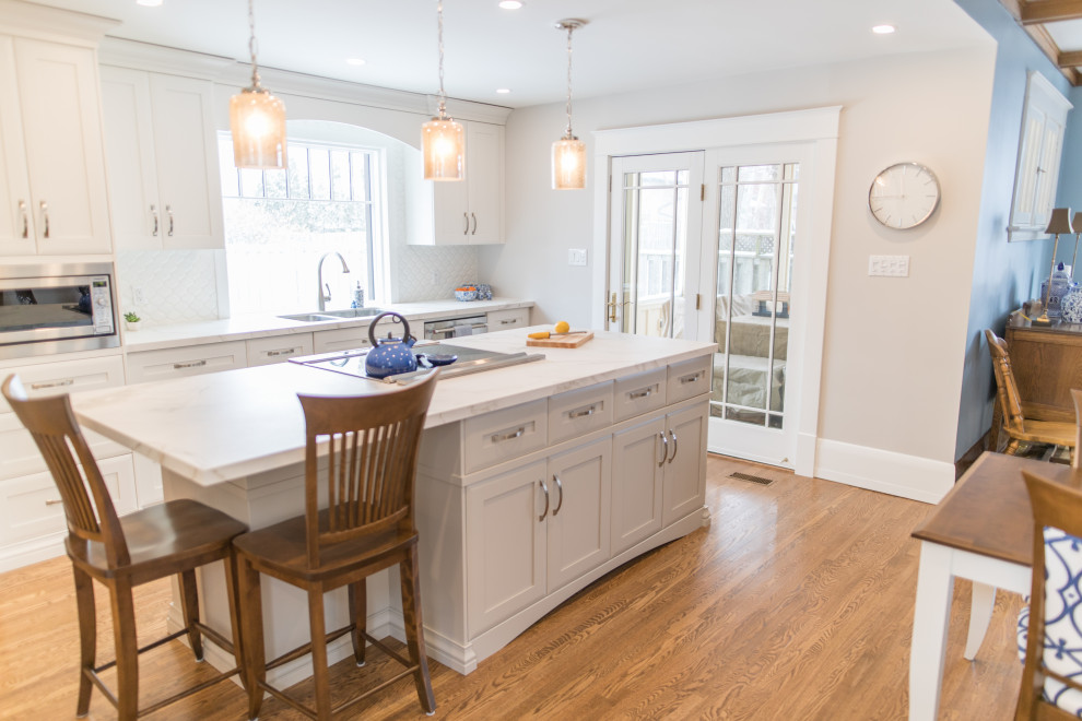 Kitchen - transitional kitchen idea in Toronto