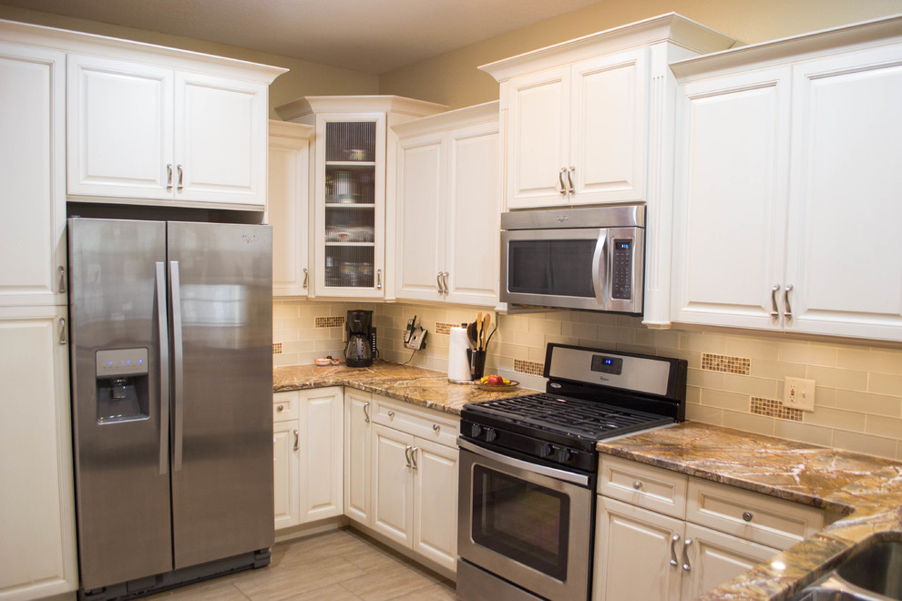 Kitchen - transitional kitchen idea in Tampa