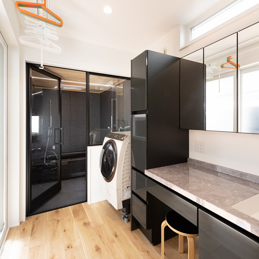 This is an example of a modern laundry room in Kyoto.