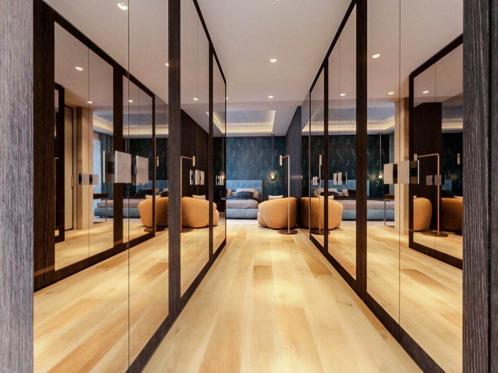 Стильный дизайн: гардеробная комната среднего размера в современном стиле с стеклянными фасадами, темными деревянными фасадами и светлым паркетным полом - последний тренд