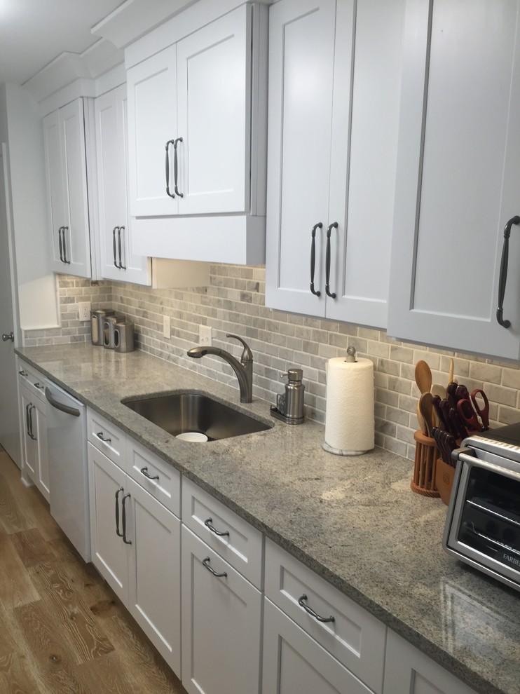 Example of a small transitional kitchen design