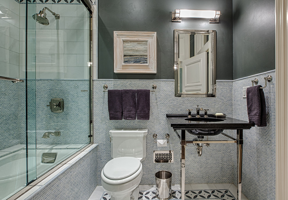 На фото: ванная комната среднего размера в стиле рустика с плиткой мозаикой, открытыми фасадами, ванной в нише, душем над ванной, раздельным унитазом, серой плиткой, серыми стенами, полом из керамогранита, душевой кабиной, монолитной раковиной, столешницей из искусственного камня, разноцветным полом и душем с раздвижными дверями с