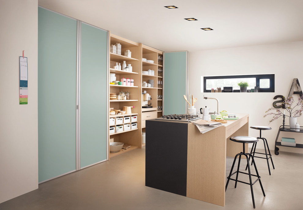 Inspiration for a modern closet remodel in Miami
