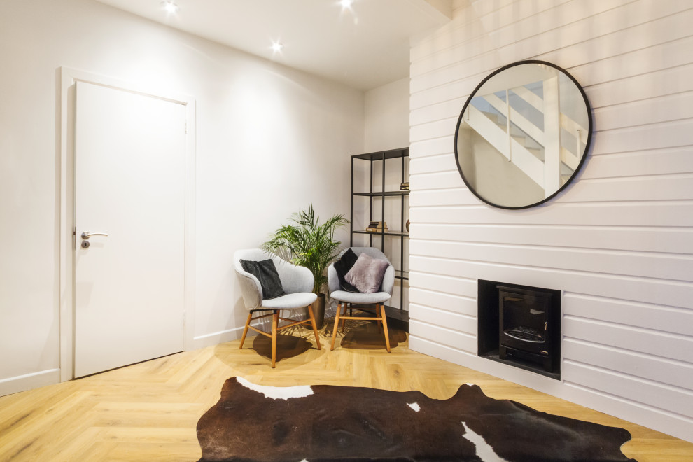 Inspiration pour un salon mansardé ou avec mezzanine marin de taille moyenne avec un mur blanc, sol en stratifié, un sol beige, un plafond en bois et du lambris de bois.