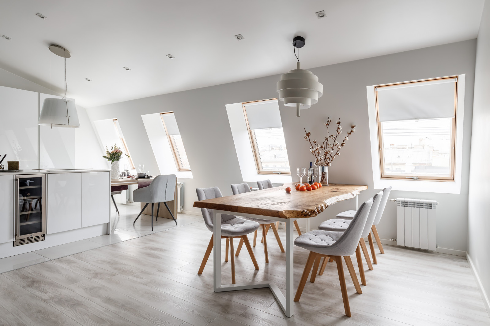 Белая мансардная квартира в историческом центре Петербурга