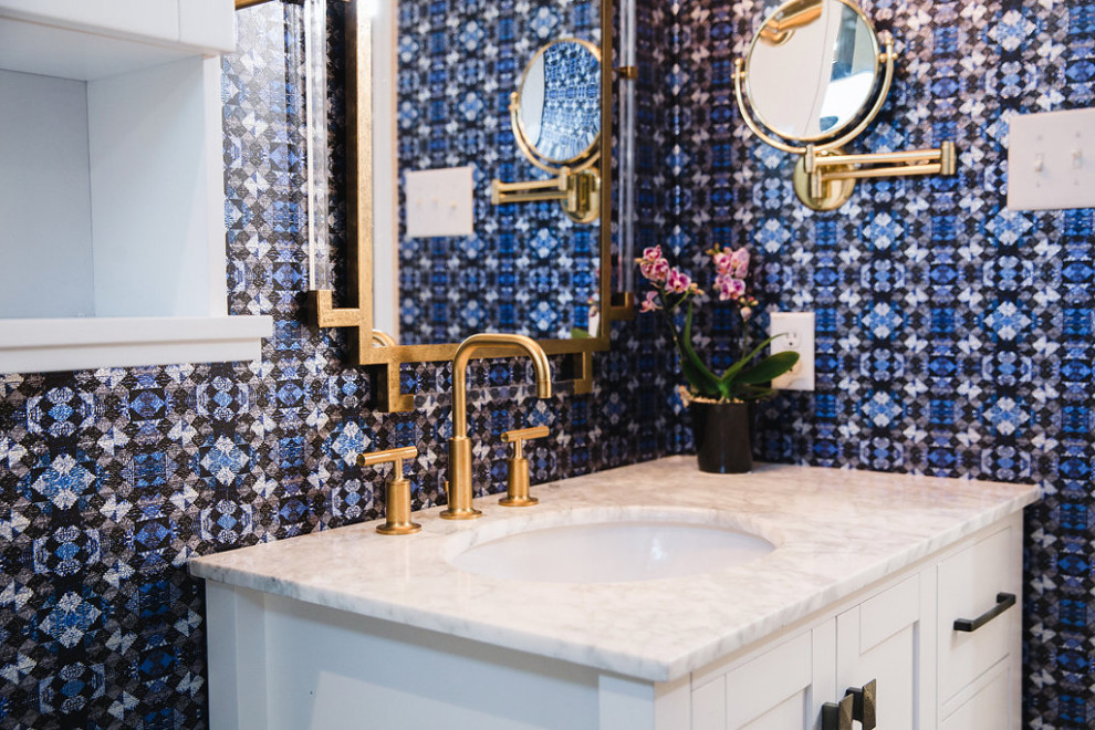 Diseño de cuarto de baño ecléctico con ducha abierta, baldosas y/o azulejos blancas y negros, banco de ducha y papel pintado