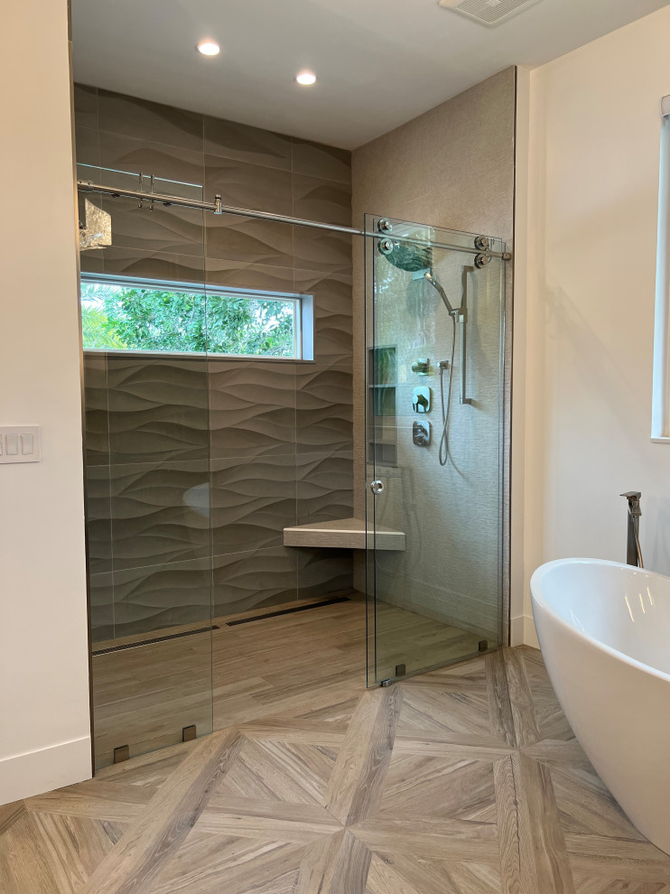 Modern inredning av ett stort badrum, med skåp i shakerstil, skåp i mörkt trä, ett fristående badkar och granitbänkskiva