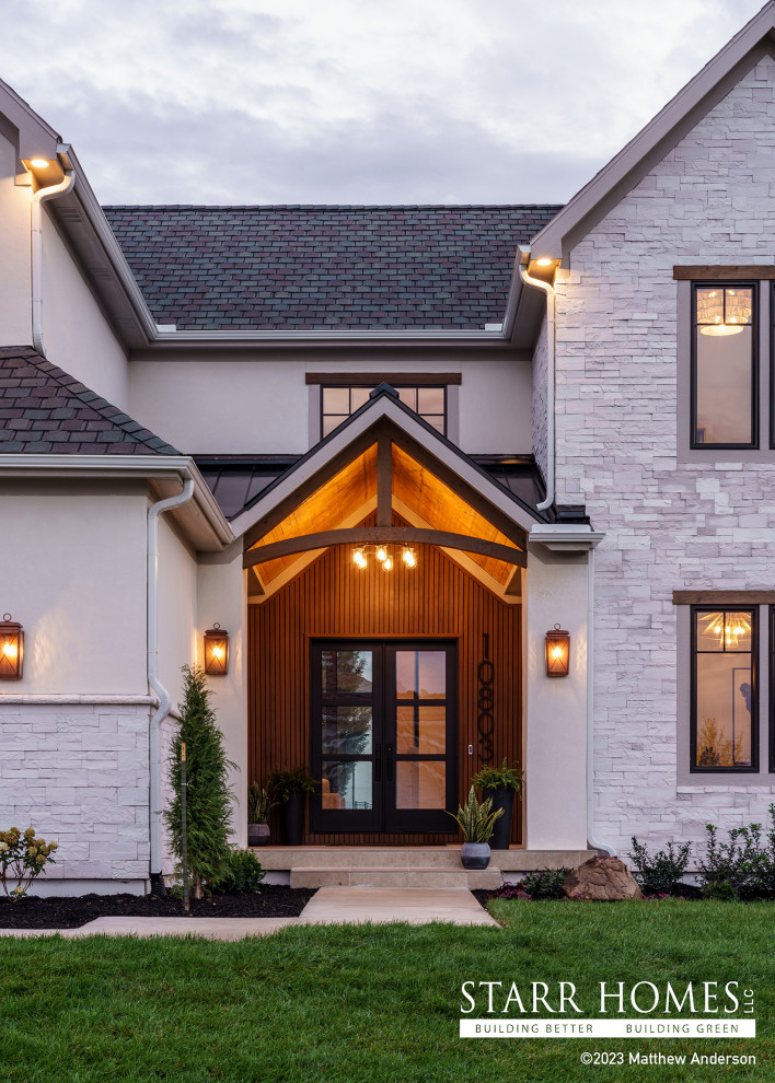 Example of a transitional entryway design in Kansas City