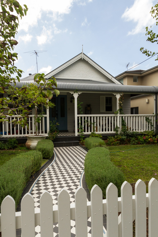 This is an example of a mid-sized country front yard garden in Sydney.