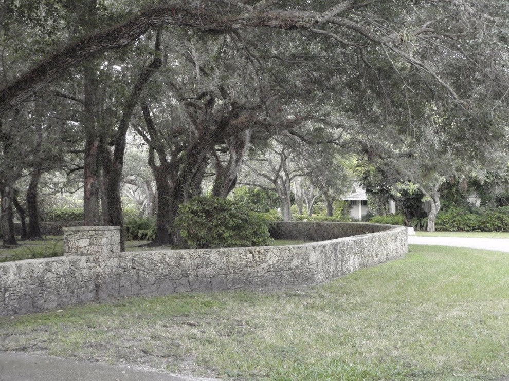 Design ideas for a transitional stone landscaping in Miami.