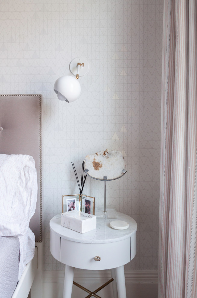 Landhaus Schlafzimmer mit grauer Wandfarbe und Tapetenwänden in New York
