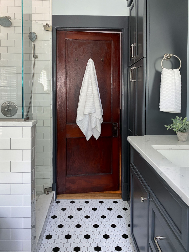 Пример оригинального дизайна: главная ванная комната в классическом стиле с фасадами с выступающей филенкой, серыми фасадами, ванной на ножках, раздельным унитазом, белой плиткой, плиткой кабанчик, синими стенами, полом из керамогранита, врезной раковиной, столешницей из искусственного кварца, белым полом, душем с распашными дверями, тумбой под одну раковину и встроенной тумбой