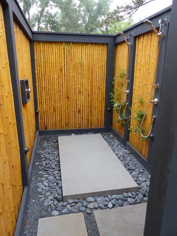 Expansive asian backyard shaded garden in Chicago with natural stone pavers for summer.