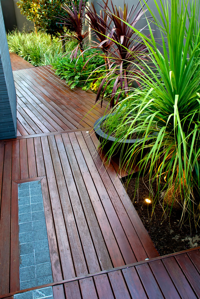 Small contemporary courtyard full sun garden in Perth with decking and a water feature.