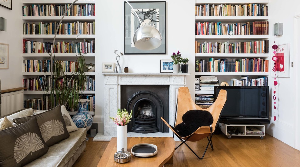 Photo of a small midcentury living room in London.