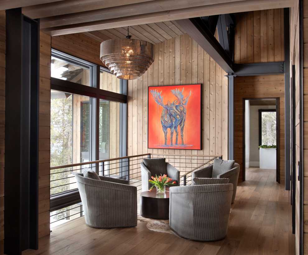 Cette image montre un couloir chalet en bois avec un sol en bois brun et un plafond en bois.