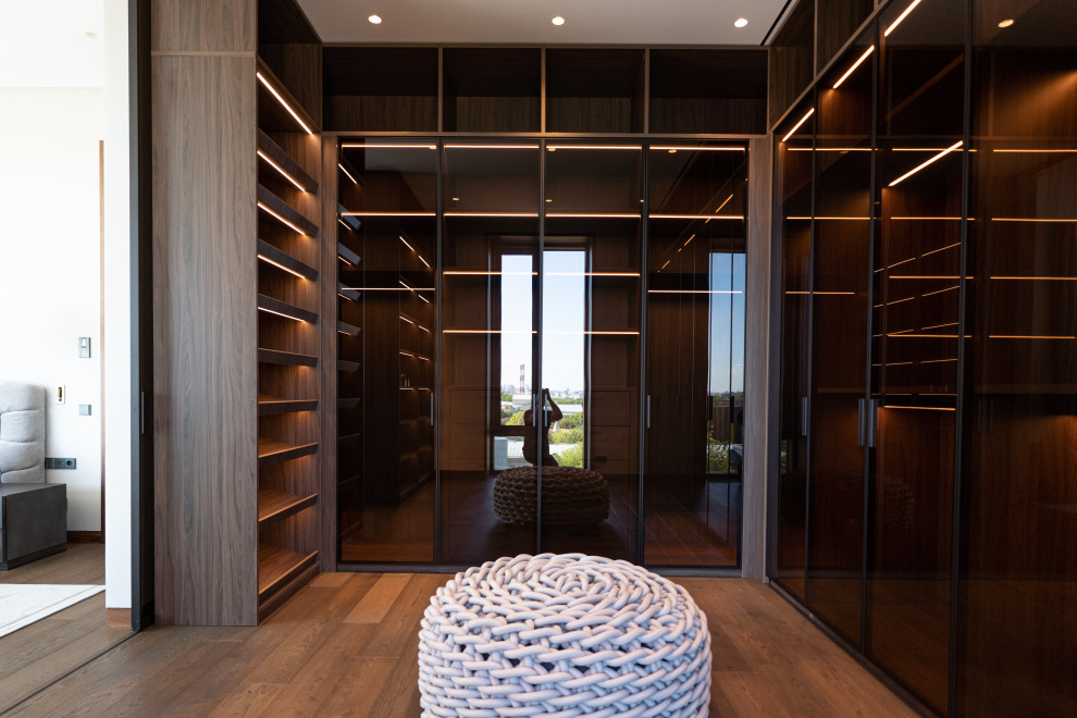 Гардеробная комната с распашными стеклянными RPE фасадами