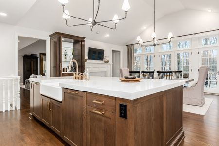 Example of a transitional kitchen design in Columbus
