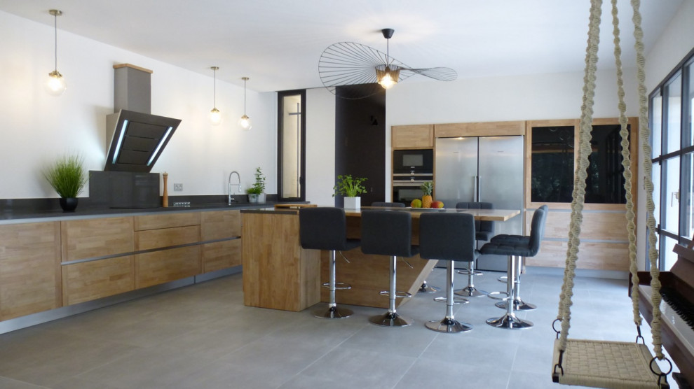 Photo of a large contemporary kitchen in Marseille.