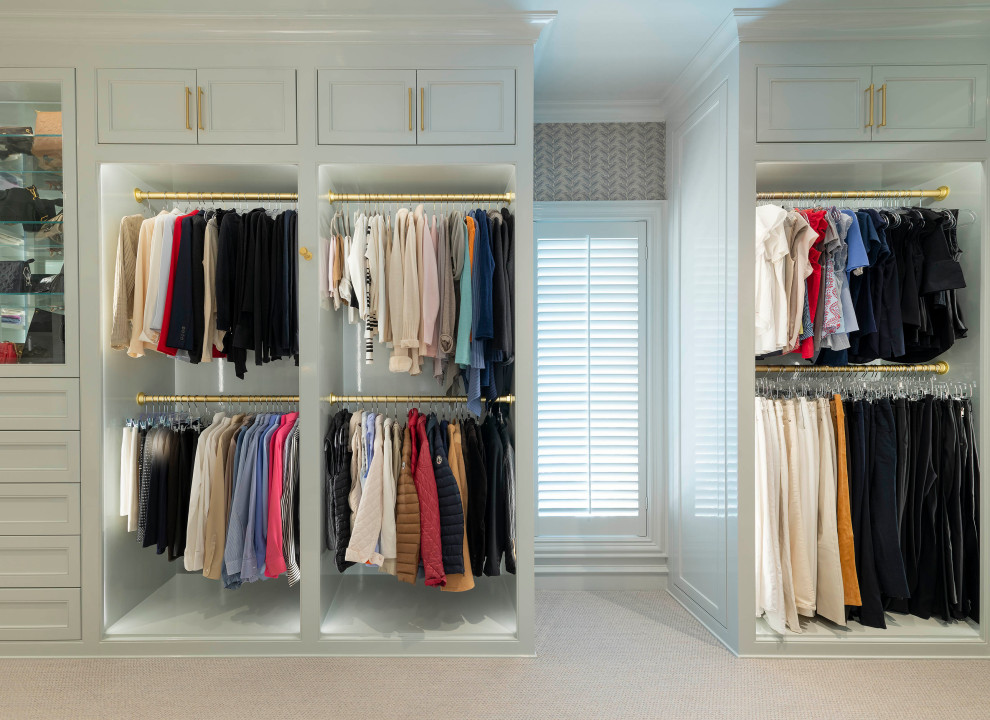 Inspiration för mellanstora klassiska walk-in-closets för kvinnor, med luckor med profilerade fronter, grå skåp, heltäckningsmatta och grått golv