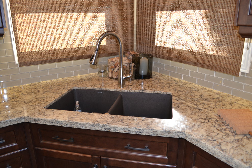 Kitchen pantry - mid-sized transitional u-shaped medium tone wood floor kitchen pantry idea in Toronto with an undermount sink, recessed-panel cabinets, medium tone wood cabinets, quartz countertops, beige backsplash, glass sheet backsplash, stainless steel appliances and a peninsula