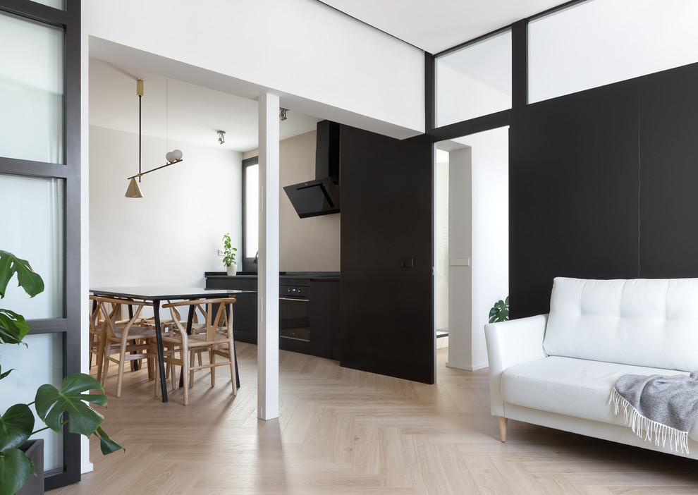 Diseño de salón abierto actual de tamaño medio sin chimenea con paredes negras y suelo de madera en tonos medios