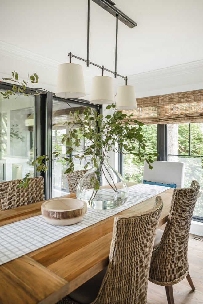 Foto di una sala da pranzo aperta verso la cucina stile marino di medie dimensioni con pareti bianche, parquet chiaro e pavimento multicolore