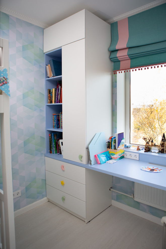 На фото: нейтральная детская среднего размера в современном стиле с спальным местом, разноцветными стенами, полом из ламината, бежевым полом и обоями на стенах для ребенка от 4 до 10 лет с