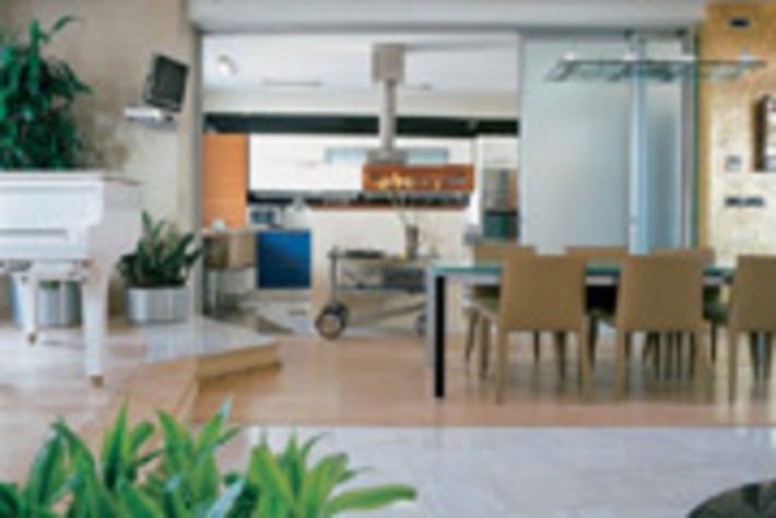 Супрематизм и ветка сакуры