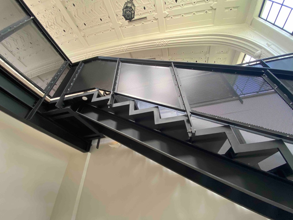 Idées déco pour un très grand escalier sans contremarche industriel en U avec des marches en bois et un garde-corps en métal.
